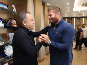 Pehlivanlardan Başkan Böcek’e Kırkpınar’da Altın Kemer Sözü