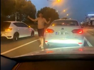 Trafikteki Aileye Dehşeti Yaşattı