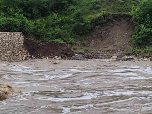 Sel Sularına Dayanamayan İstinat Duvarı Yıkıldı