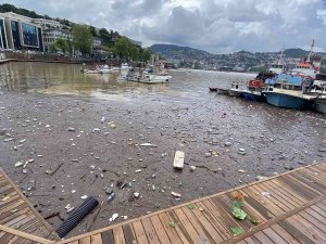 Kırmızı Alarmın Verildiği Kentte Çöpler Limana Doldu