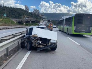 D-100’de Bariyere Çarpan Otomobildeki 2 Kişi Yaralandı