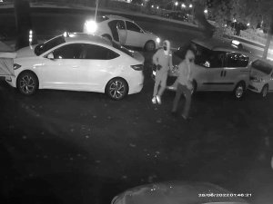 Maskeli Saldırganlar 2 Kişiyi Yaralayıp Böyle Kaçtı