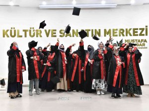 Osmangazi’de Yetişkinlerin Mezuniyet Sevinci