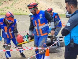 Sağlıkçılara 2 Bin 800 Rakımda Eğitim