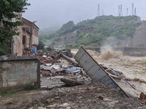 Kozcağız’da 4 Katlı Bina Yıkıldı, Mahalle Tahliye Edildi
