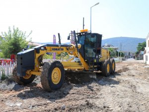 Akbük’te Yol Yapım Ve Parke Taşı Çalışmaları Sürüyor