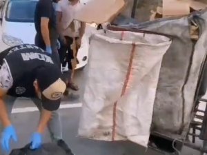 Atık Kağıt Toplama Aracından 3 Bin Paket Kaçak Sigara Çıktı