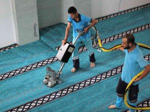 Niğde Belediyesi Cami Halılarını Temizliyor