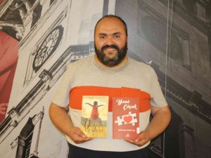 Otobüste İki Kitap Yazdı