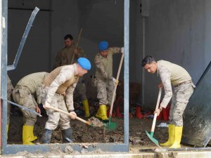 Komandolar, Sel Sonrası Balçıkla Kaplanan Ev Ve İşyerlerini Temizliğe Başladı