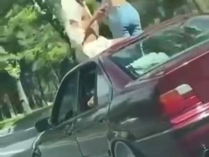İ̇stanbul’da Otomobilin Açılır Tavanından Dışarı Çıkıp Dans Ettiler