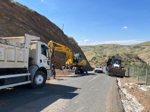 Elazığ’da Yol Bakım Ve Onarım Çalışmaları Sürüyor