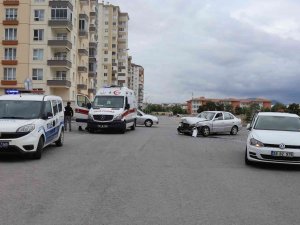 Otomobiller Çarpıştı: 5 Yaralı