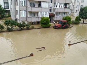 Bartın’da Evlerinde Mahsur Kalanlara Traktörle Ekmek Dağıtıldı