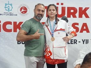Nisrem Uçar Yılmaz, Kick Boksta Türkiye Şampiyonu Oldu