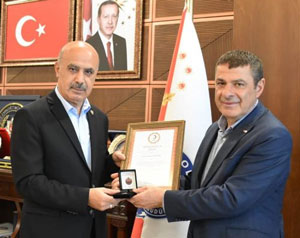 Türk Kızılay'dan Rize İl Emniyet Müdürü Gökduman'a bronz madalya