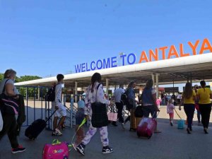 Antalya Havalimanından Rekor: Bir Günde Bin 3 Uçak İnip Kalktı