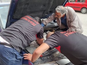 Otomobilin Motor Kısmına Giren Yavru Kedi, 1 Saatte Çıkarıldı