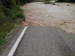 Mengen’de Sel Suları Köprüleri Yıktı, Yollar Çöktü