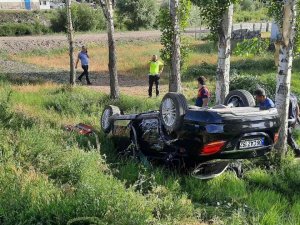 Ağrı’da Virajı Alamayan Araç Takla Attı