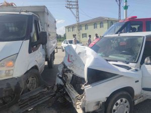 Otomobille Kamyonet Çarpıştı: 5 Yaralı