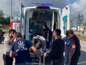 Park Halindeki Kamyona Çarpan Motosikletli Yaralandı