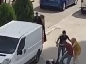 Sokak Ortasında Kafasında Sopa Kırıldı, O Anlar Kamerada