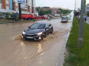 Yozgat’ta Etkili Olan Sağanak Yağış Sürücülere Zor Anlar Yaşattı