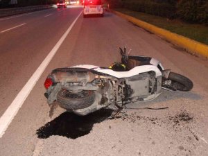 Otomobille Çarpışan Motosiklet Savruldu: 1 Yaralı