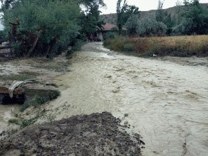 Osmancık’ta Dere Yatağı Taştı, 5 Ev Tedbir Amaçlı Boşaltıldı