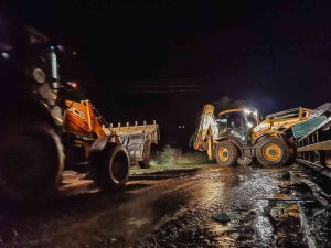 Sakarya Valisi Kaldırım Sel Bölgesinde: “Bütün Ekiplerimiz Sahada, Çok Ciddi Bir Sıkıntı Gözükmüyor”