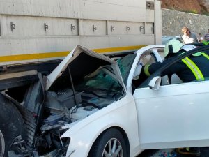 Tıra Ok Gibi Saplanan Otomobildeki 2 Kişi Yaralandı