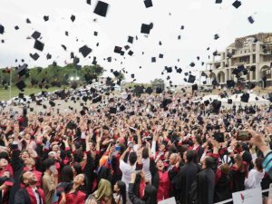 Yalova Üniversitesi’nde 3 Bin Öğrenci Mezuniyet Coşkusu Yaşadı