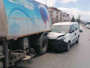 Yol Temizleme Aracına Çarpan Aracın Sürücüsü Yaralandı