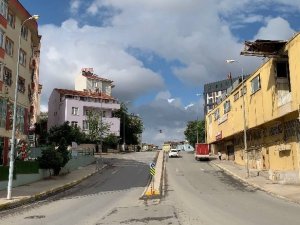 Pendik’te Beton Mikseri İle Çarpışan Otomobil Takla Attı