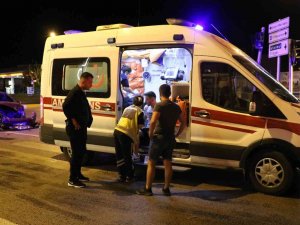 Edirne’de Çarpışan Otomobillerin Sürücüleri Yaralandı