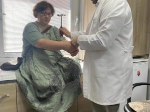 Gürcistan’dan Tekerlekli Sandalye İle Geldiği Trabzon’daki Hastaneden Yürüyerek Ayrıldı