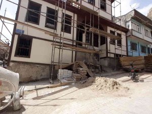 Tarihi Konaklarda Restorasyon Çalışmaları Sürüyor