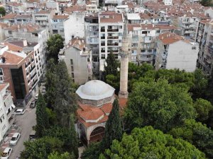 Tarihe Meydan Okuyan Cami Rutubete Yenik Düşüyor