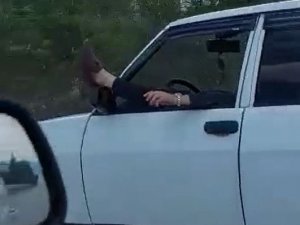 Ayakları Dışarda Araba Kullanan Sürücüye Ceza Gecikmedi
