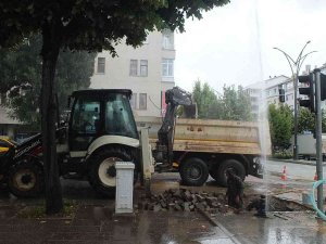 Belediye Ekipleri Su Borusunu Patlattı, Onarmak İçin Saatlerce Uğraştı