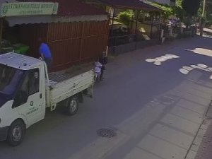 Tam Gaz Park Halindeki Kamyonete Çarptı