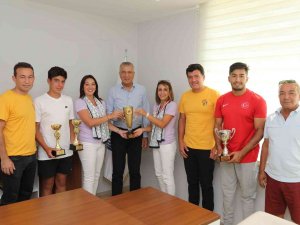 Mezitli Belediyesinin Sporcuları Kupalarını Başkan Tarhan’a Getirdi