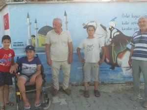 Burhaniye’ De Evin Duvarındaki Anlamlı Resim Ve Yazı İlgi Odağı Oldu
