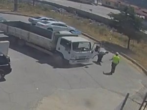 Seyir Halinde Nefesi Kesilen Kamyon Sürücüsünü Polisler Hayata Döndürdü