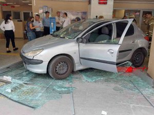 Bahçelievler’de Geri Geri Giden Otomobil Bankaya Daldı: 2 Yaralı