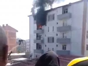 Yangında Balkondan Atlayan Kadını Havada Tuttu