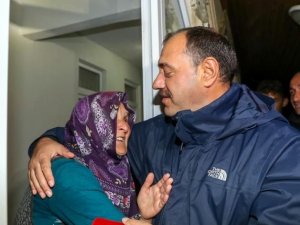 Evini Su Basan Gözü Yaşlı Kadın Sözleriyle Gönülleri Fethetti