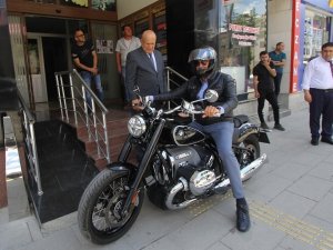 Motosikleti İle Bayburt’a Gelen Eski Bakan Tüzmen, Başkan Pekmezci İle Bir Araya Geldi