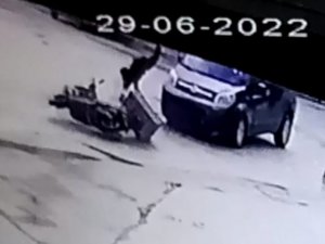 Hafif Ticari Aracın Çarptığı Motosikletli Böyle Havalandı